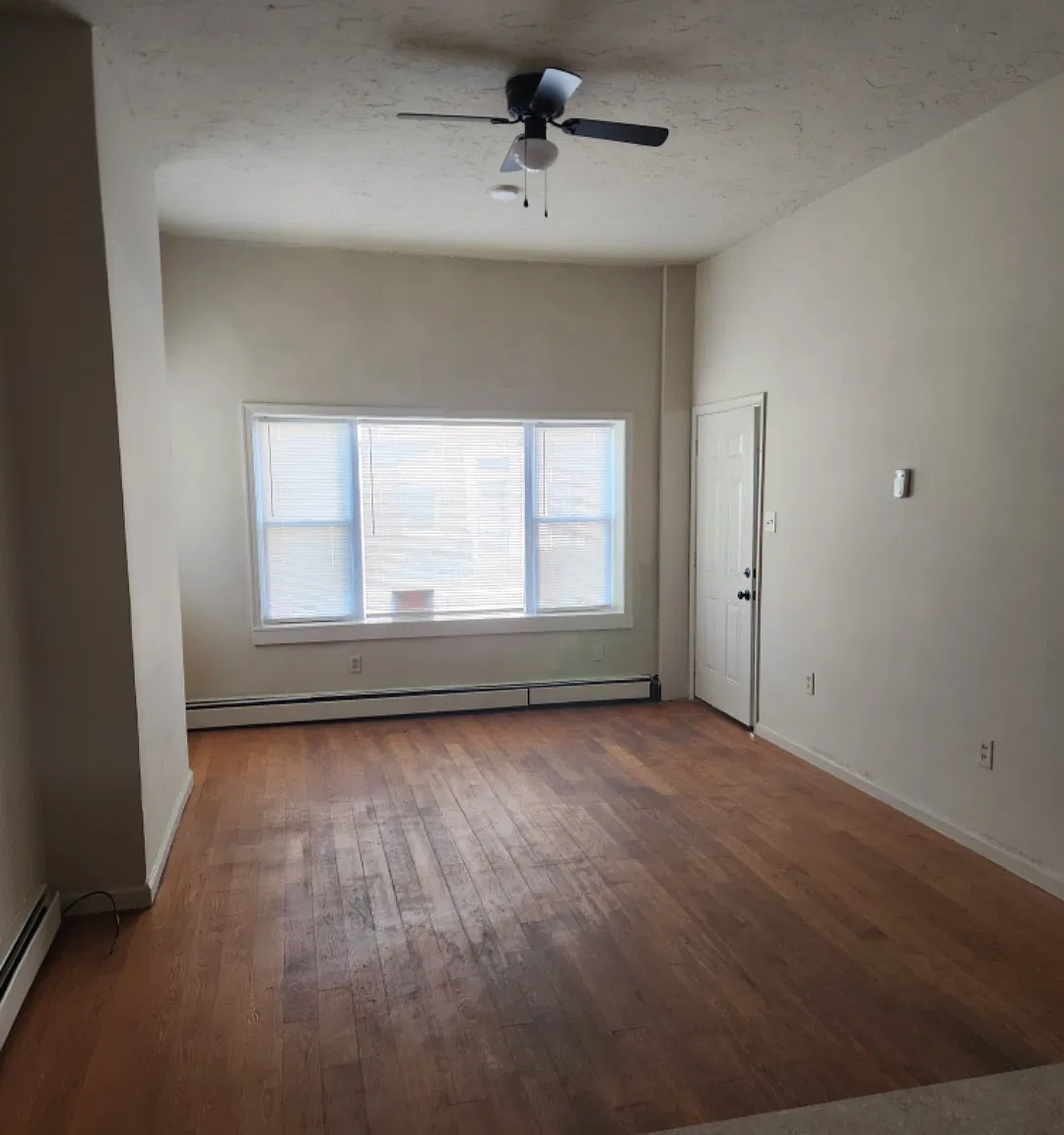 Studio, $1,000 — Photo 2