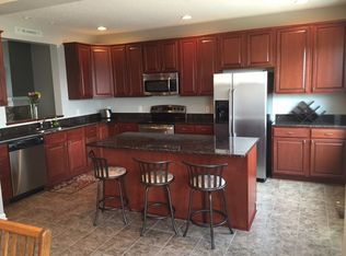 1670 Village Trl E UNIT 4, Maplewood, MN 55109