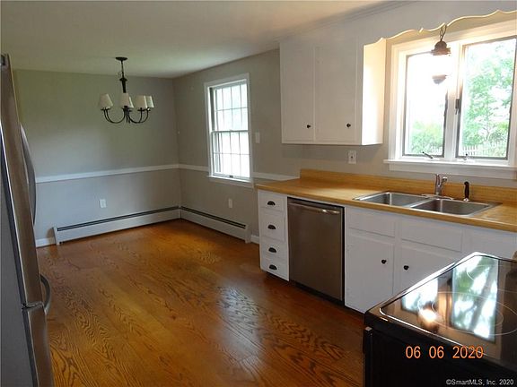 5th image of 10 Orchard Hill Dr