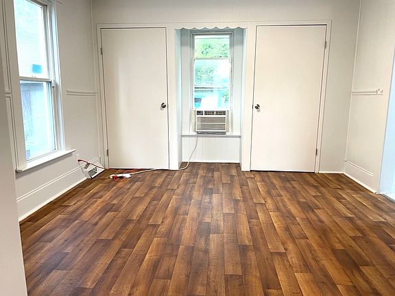4th image of 749 E 5th St