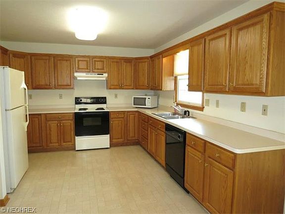 3rd image of 891 Rosemarie Cir