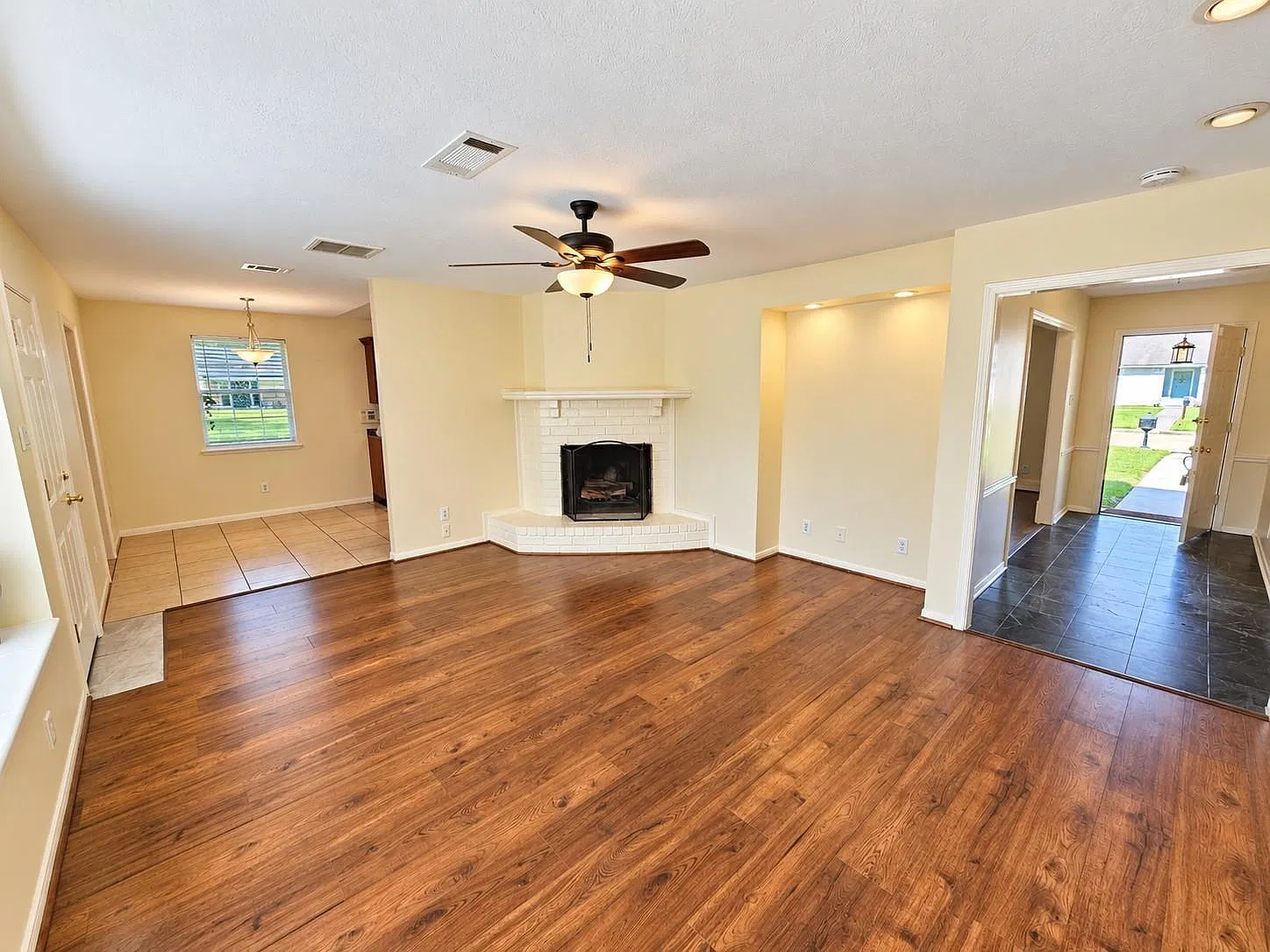 3 bed, 2.0 bath, 1729 sqft, $1,895 — Photo 2
