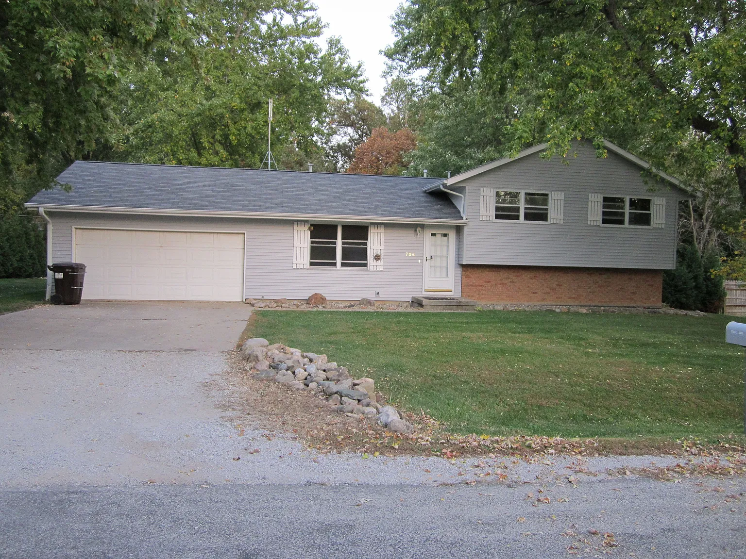 706 Western Hills Dr photo 1