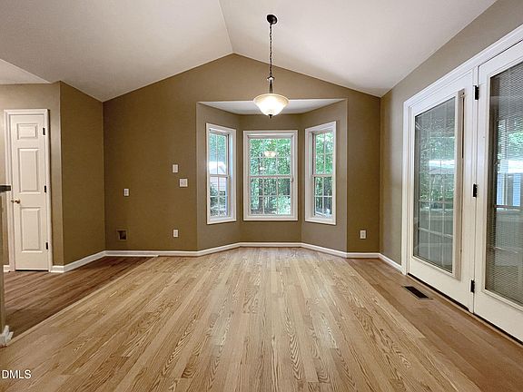 5th image of 10 Beechnut Ct