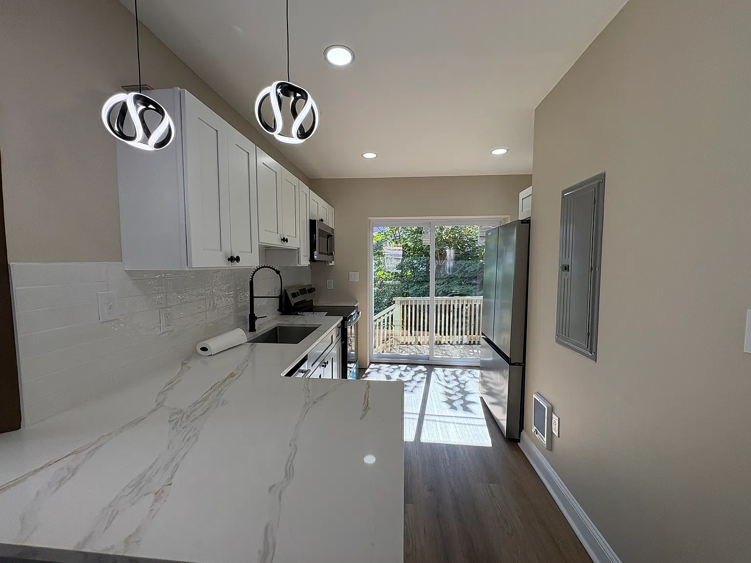 3 bed, 2.5 bath, 1050 sqft, $2,100 — Photo 1