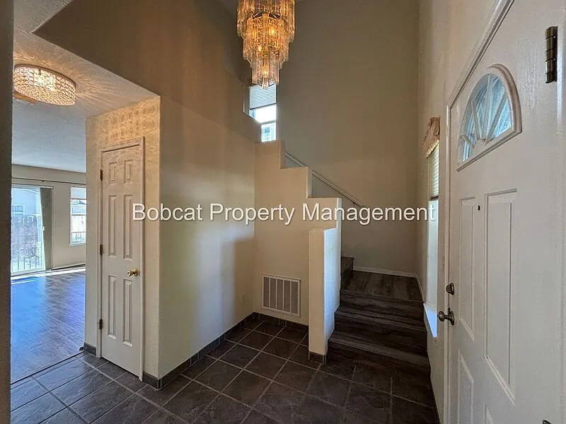 3 bed, 2.5 bath, 1727 sqft, $2,603 — Photo 2