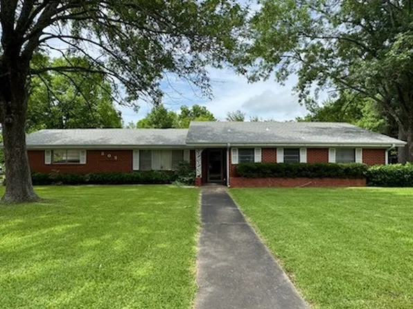 805 W 4th St, Clarksville, TX 75426