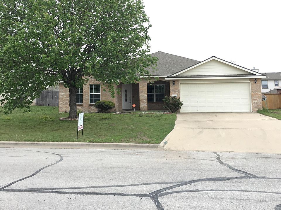 1st image of 105 E Great Plains Trl