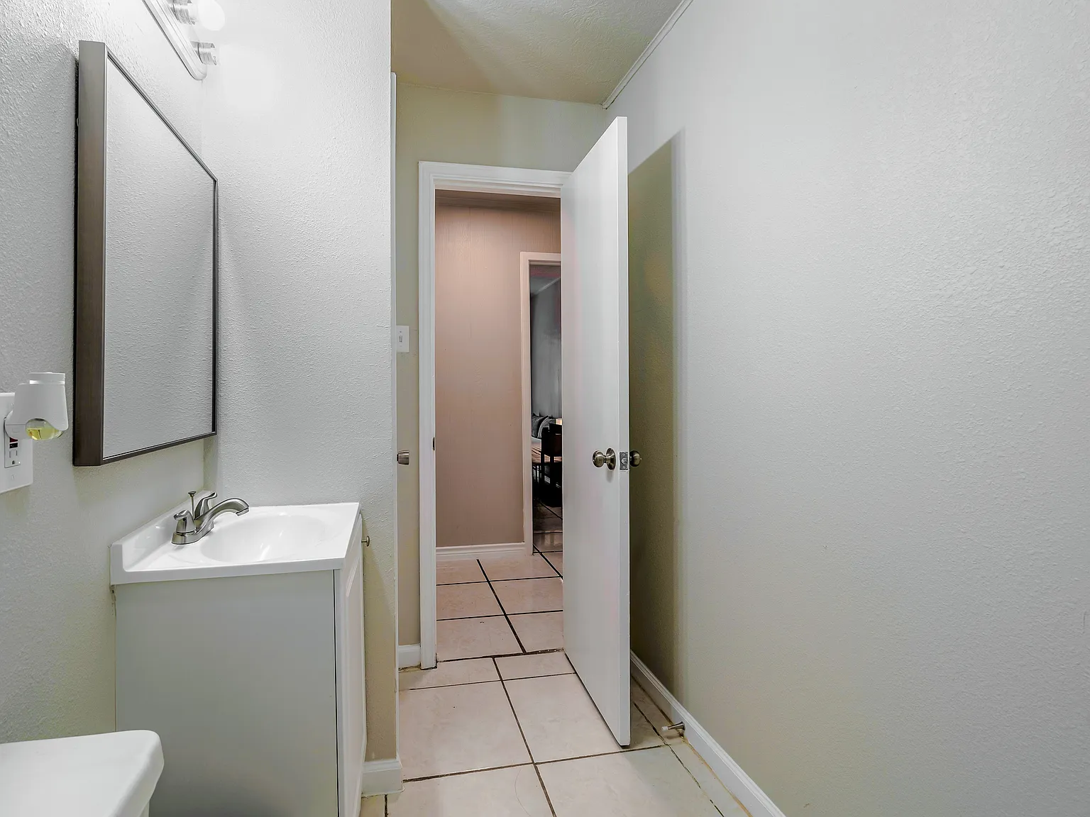 4 bed, 2.0 bath, 1240 sqft, $702 — Photo 3