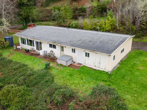 94506 Golf Course Ln, North Bend, OR 97459