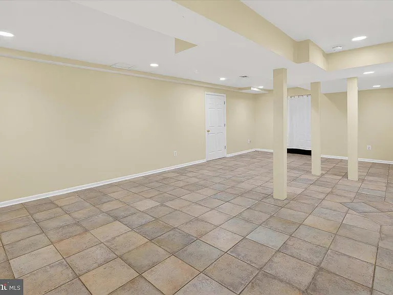313 Fountayne Ln — Photo 35