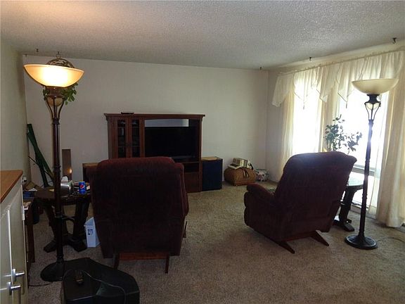 4th image of 15 S Crestwood Dr
