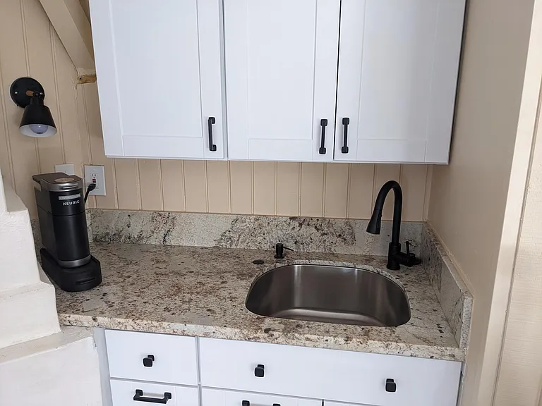 Large basin sink with extension sprayer
