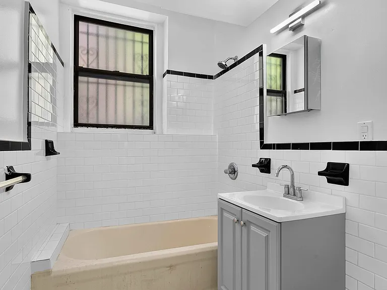 960 Sterling Pl #B — Photo 4