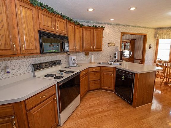 4th image of 2302 Oakwood Park Dr