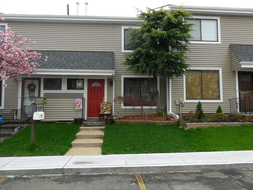 1st image of 10 Meadow Ct