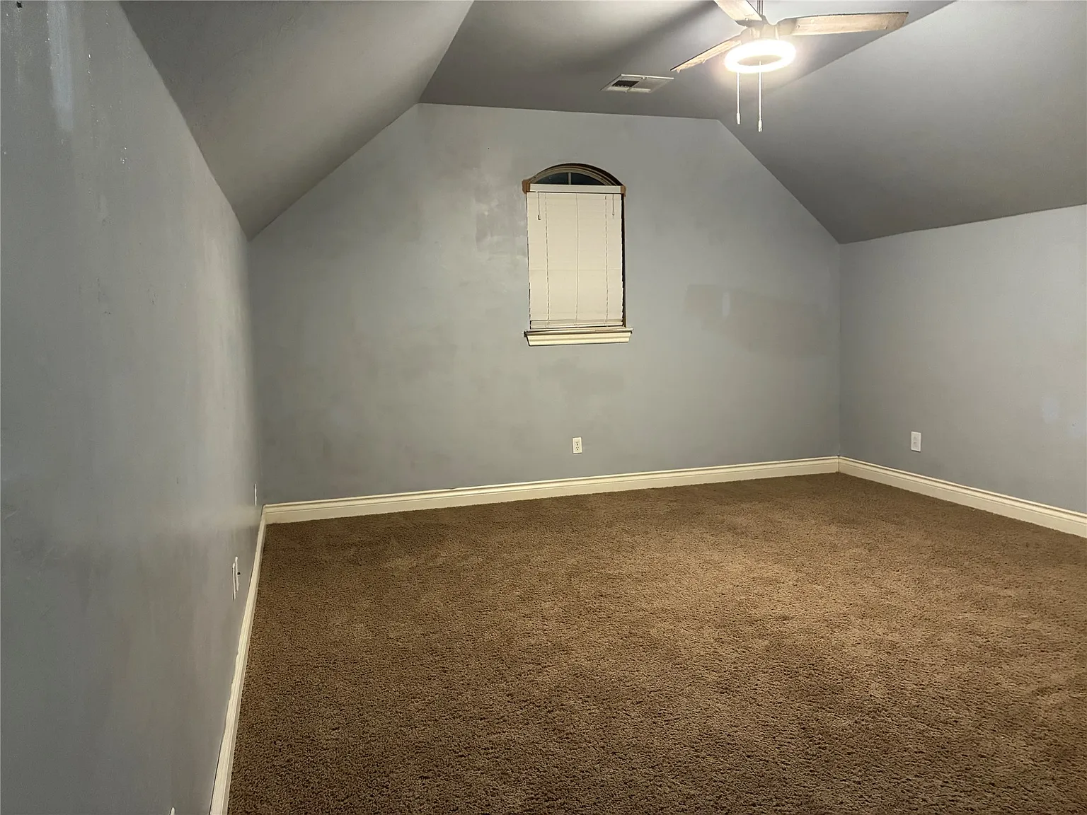 4 bed, 2.5 bath, 2072 sqft, $850 — Photo 2