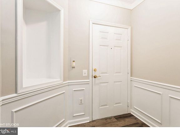 4th image of 504 Lloyd Pl