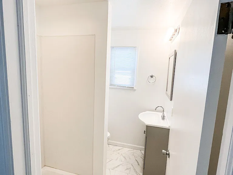 410 S Westlawn Ave — Photo 8