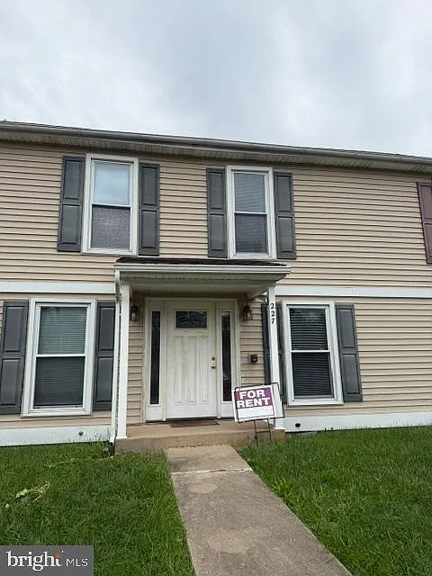 2 bed, 1.5 bath, 6240 sqft, $1,350 — Photo 2