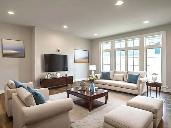 4th image of 3235 Parade St