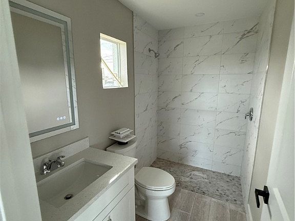 3rd image of 2109 NE 5th Place Cpe