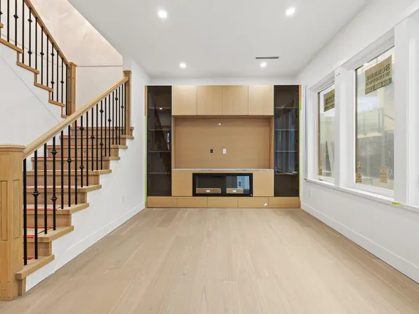 5115 Buxton St #4, Burnaby, BC V5H 1J2