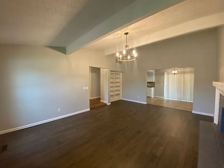 2433 Shady Tree Ln — Photo 4