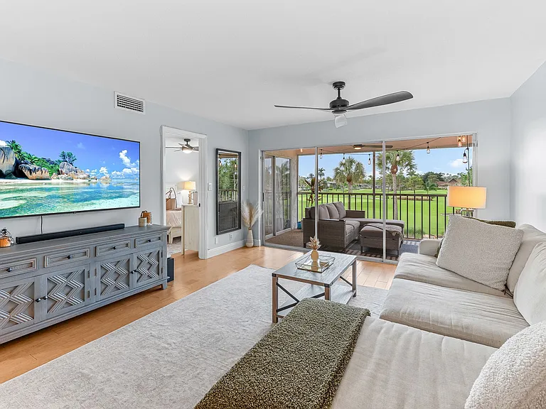 149 Palm Dr #18 — Photo 10