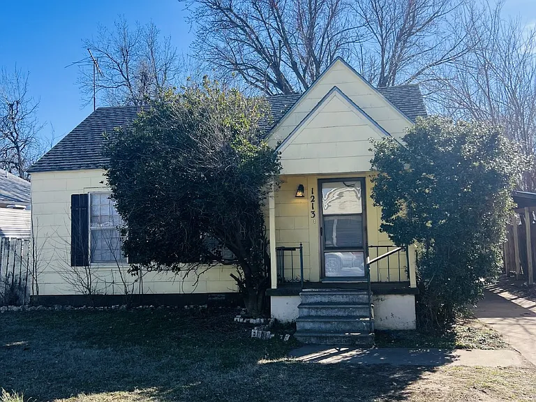1213 W Oak Ave — Photo 1