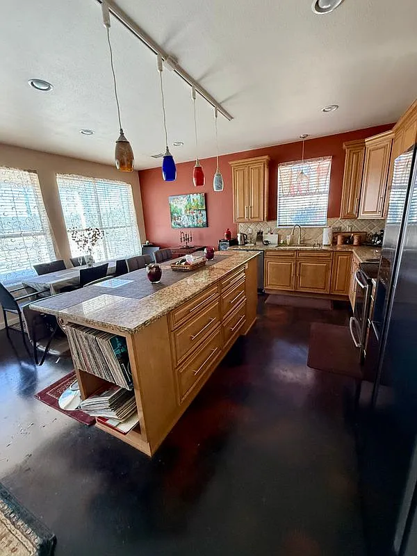 3 bed, 2.5 bath, 2944 sqft, $2,200 — Photo 3