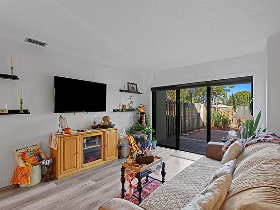 4th image of 5041 Society Place E #D