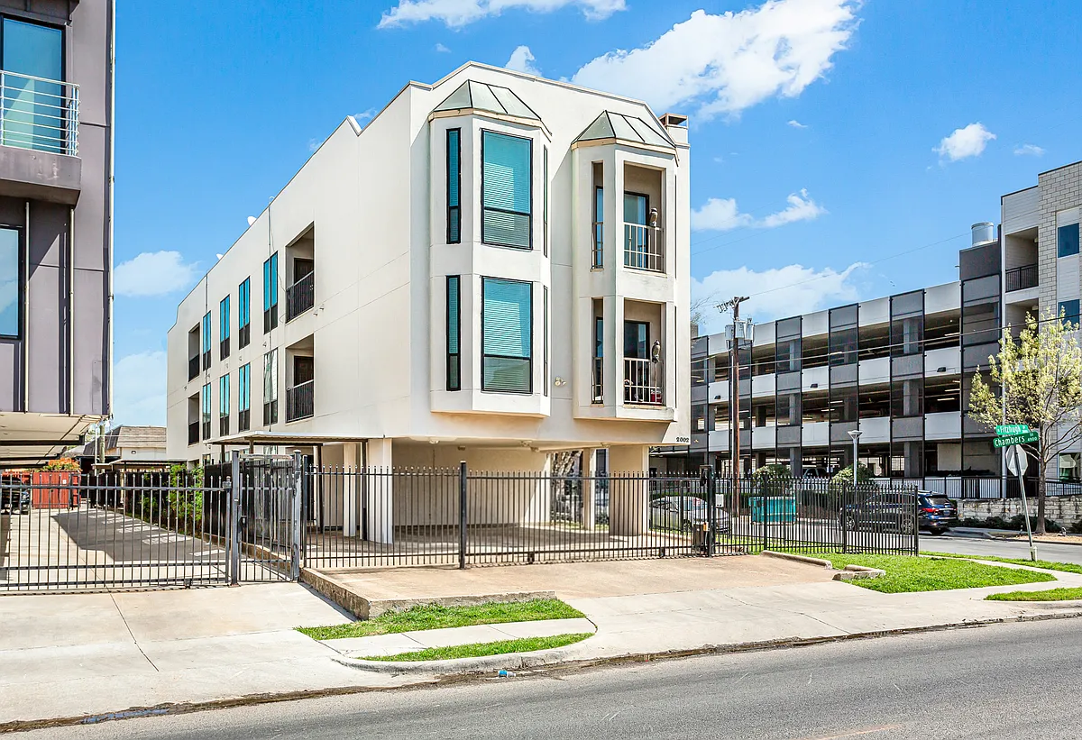 Building Photo - 2002 N Fitzhugh Ave #2