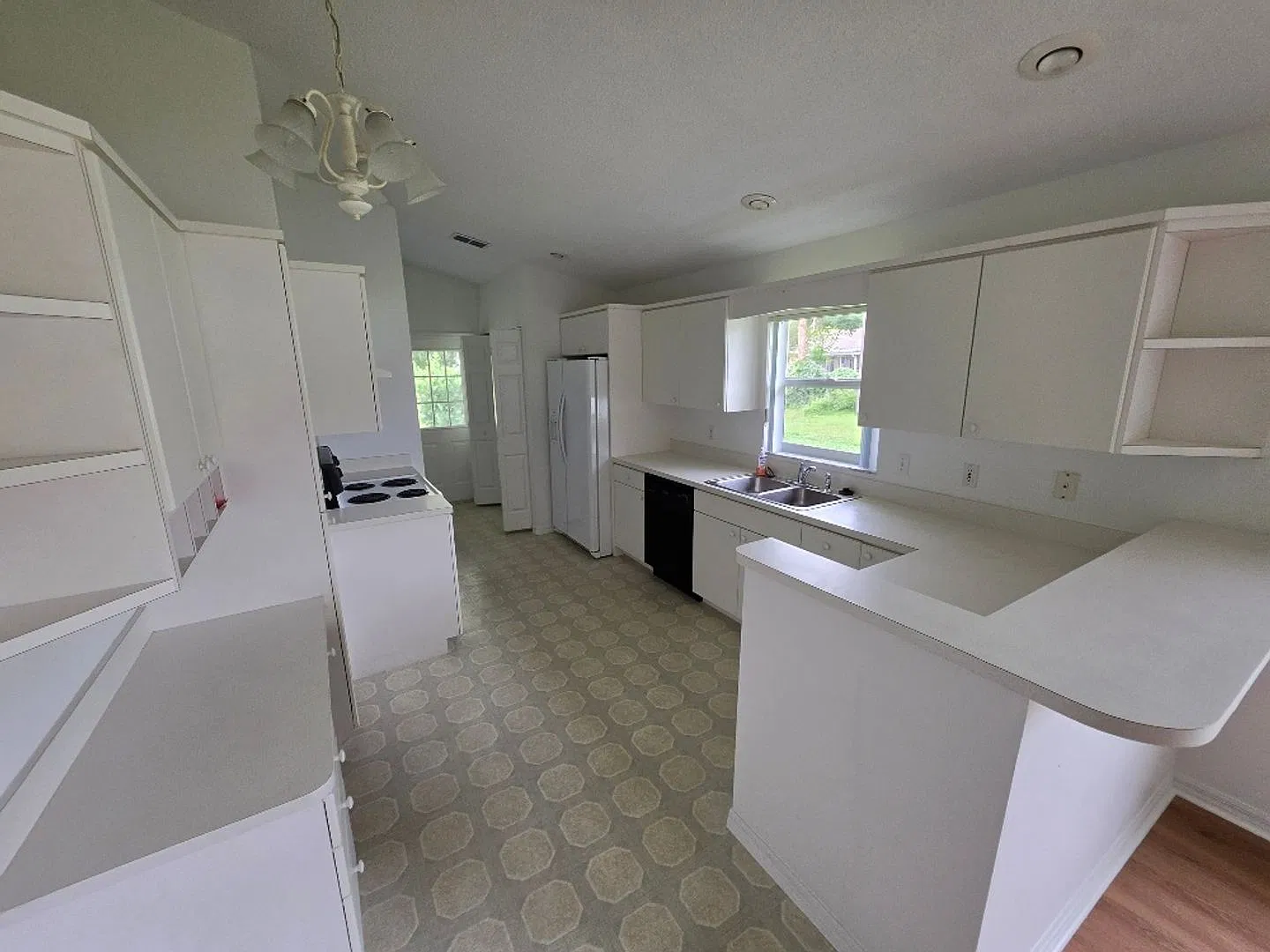 Spacious 3 Bedroom 2 Bath Edgewater Home — Photo 3