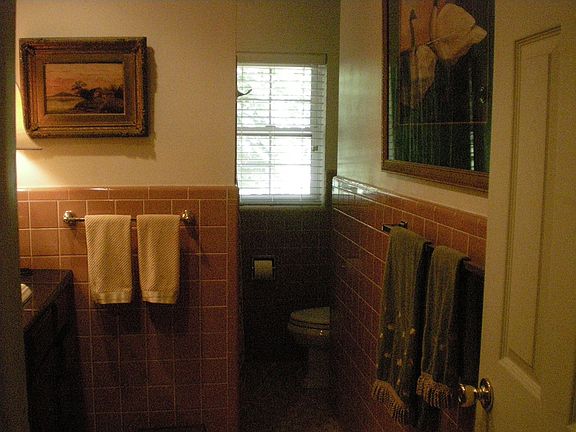 2nd bath,lg corner tub/shower