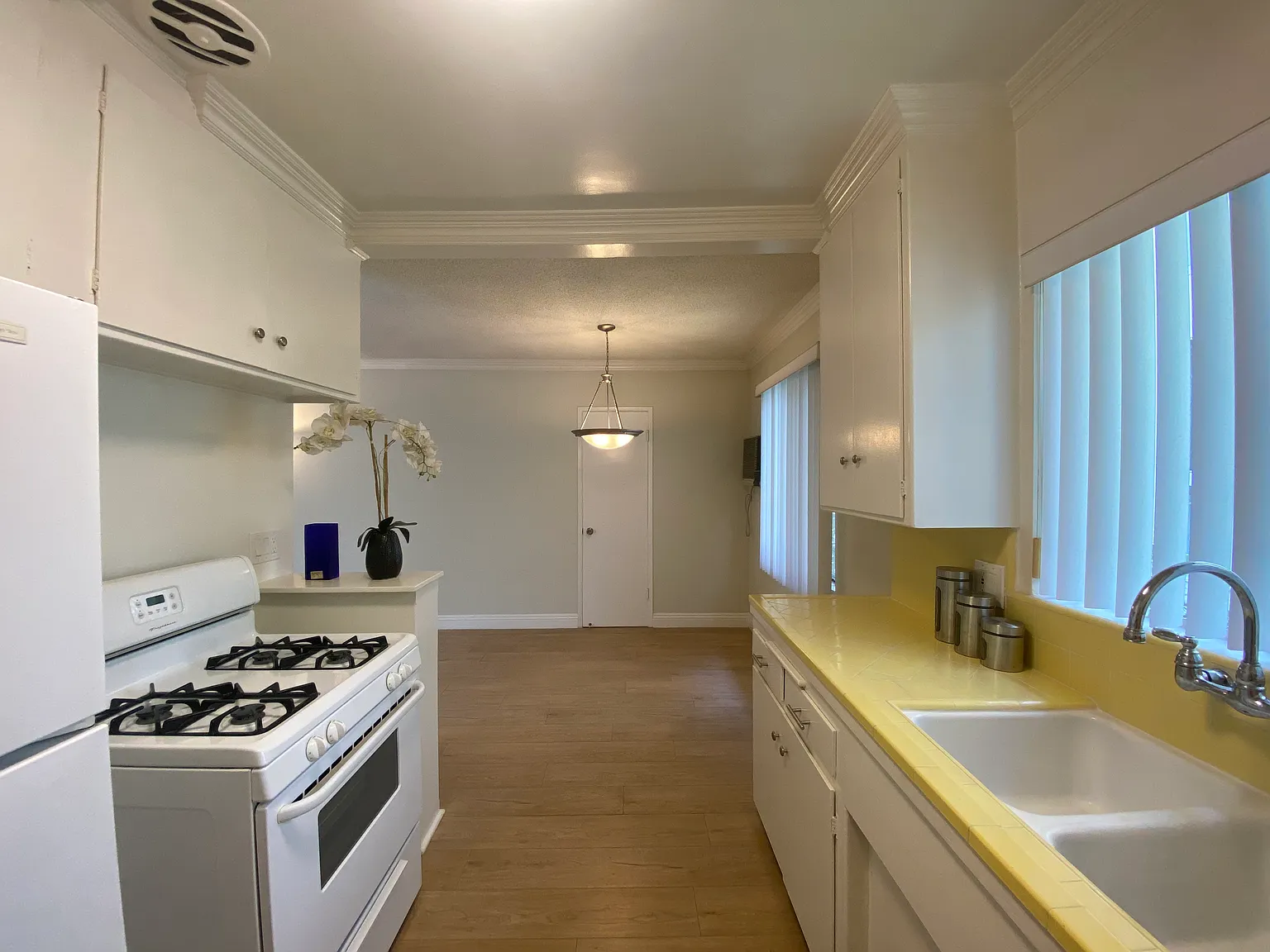 122 N Wetherly Dr — Photo 3