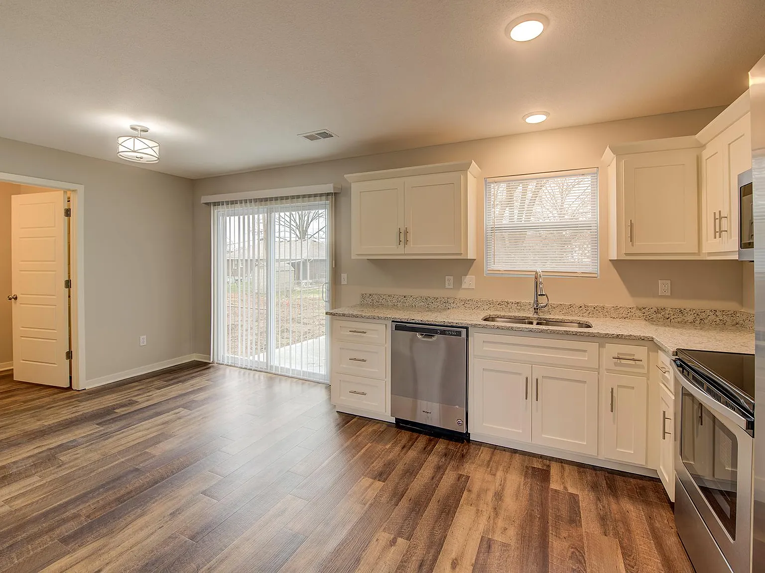 3 bed, 2.5 bath, 1360 sqft, $1,800 — Photo 4