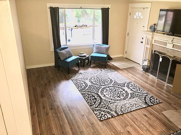 Living room/fireplace 