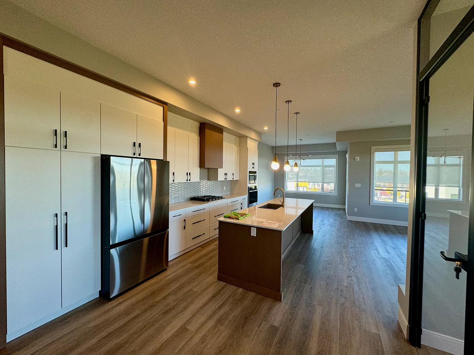 2 Bed 2 Bath Luxury Apartment SW Edmonton — Photo 1