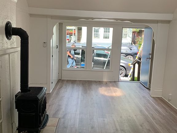 4th image of 215 Roberts St