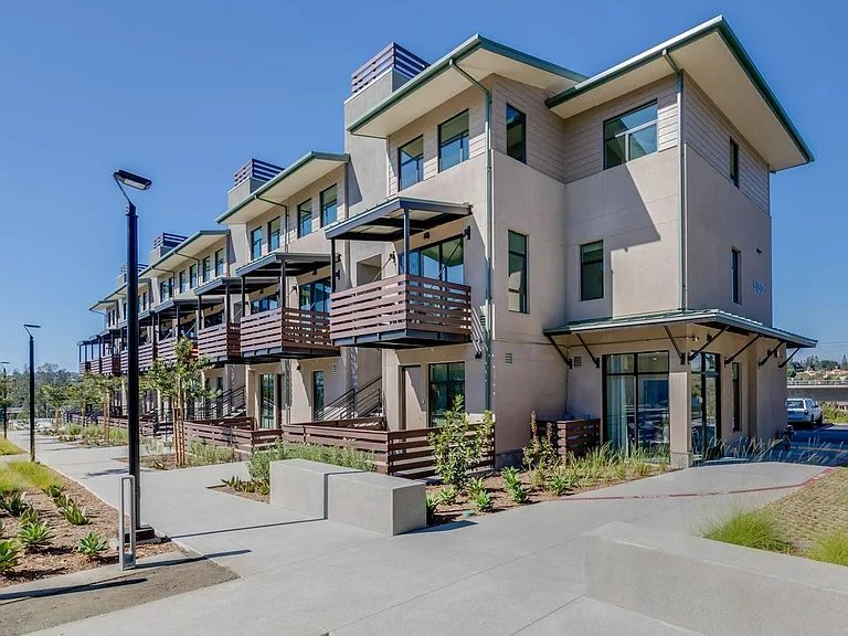 Courtyard + Leasing Office