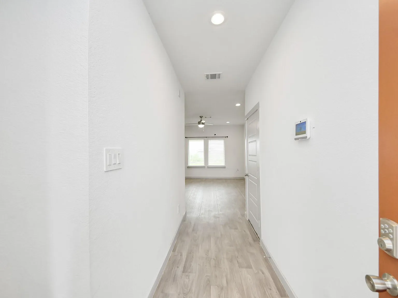 3 bed, 2.0 bath, 1257 sqft, $2,200 — Photo 3
