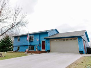 209 Perry Ln, Harrisburg, SD 57032