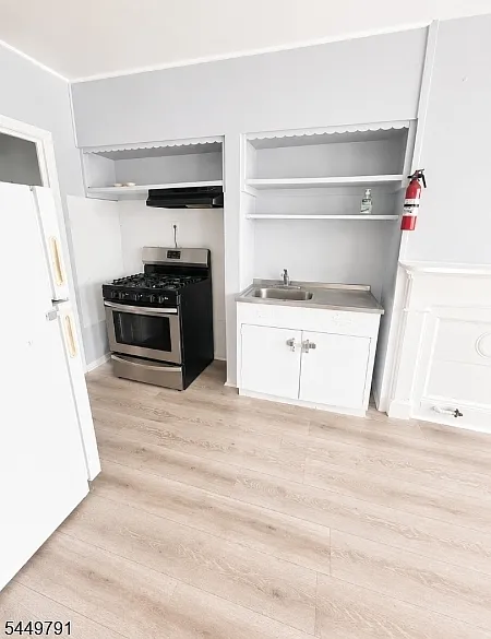 2 bed, 1.0 bath, 500 sqft, $1,800 — Photo 2