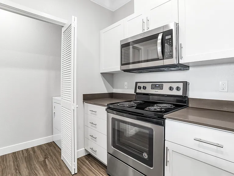 Tesoro Apartments — Photo 40