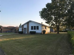 70 Harbour Ln, Cheektowaga, NY 14225