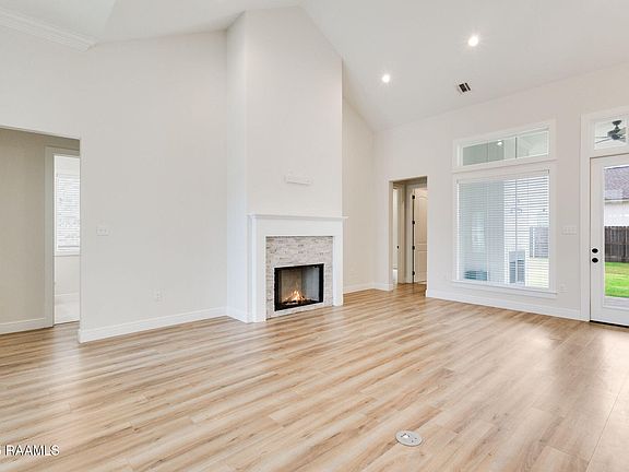 3rd image of 106 Amsterdam Ave