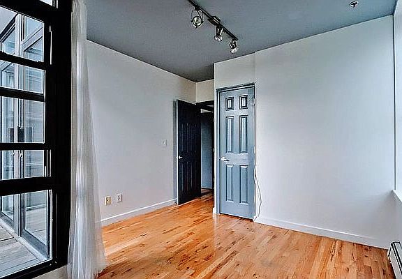 3rd image of 4745 Vernon Blvd #2E