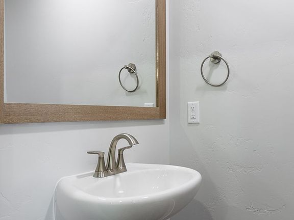 5th image of 1622 Hubbard Way
