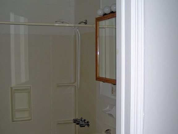 5th image of 302 Longacre Ave APT C2